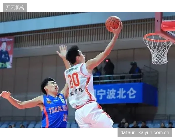上海海港半程表现远低预期，夏季转会窗口或将进行阵容补强。